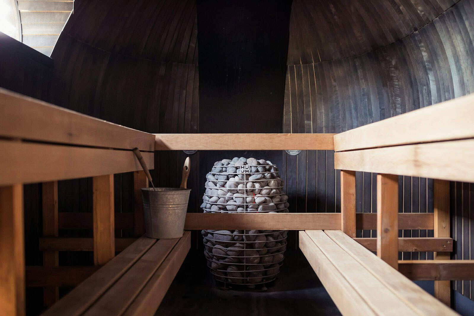 Dampfendes Außenbecken einer Therme vor Bergpanorama